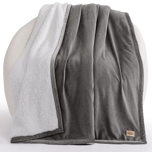 UGG Bliss Sherpa Überwurf – Gemütliche wendbare Akzentdecke – Moderne Wohnkultur – Bequeme & dekorative Decke für Bett oder Sofa – 127 x 177,8 cm – Brennholz