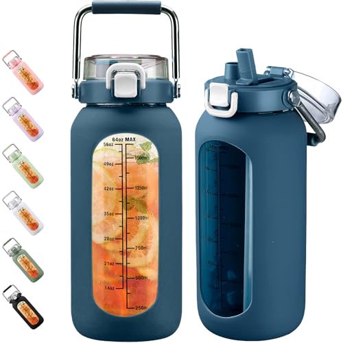 BLUEGO 2000ml Glaswasserflasche mit Edelstahlgriff und Zeitmarkierung 2L Trinkflasche Borosilikatglas mit Silikonhülle und Stroh für Fitnessstudio Draussen Sport Wasserflaschen BPA-frei Dunkelblau