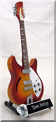 TOM PETTY Guitare Miniature avec médiator Gretsch Rickenbacker - Les Beatles, Paul McCartney, John Lennon, RIngo Starr, George Harrison TOM PETTY Guitare Miniature avec médiator Gretsch Rickenbacker
