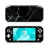 🎮BUBBLENFREIE INSTALLATION, GOO-FREIE ENTFERNUNG: Die 46 North Design Produkte bestehen aus hochwertigem Orajet-Vinyl und sind mit den gleichen Abziehbildern wie Autos ausgestattet. Sie bieten überlegene Leistung in unserer Switch Lite-Aufkleberabdeckung, um Ihre Switch Lite-Konsole vor Staub und Kratzern zu schützen. Die Abdeckungen bieten Haltbarkeit und Schutz und passen perfekt zu Ihren wertvollen Spielgeräten. Dies ist Ihr unverzichtbares Switch Lite-Zubehör.