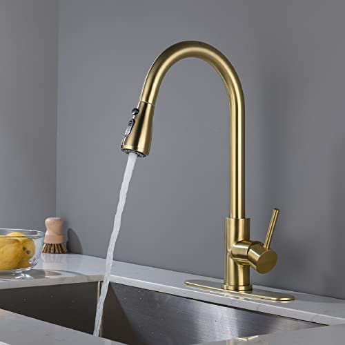 Mitigeur de cuisine en or et acier inoxydable au design commercial épuré