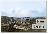 Dimensions : 53 x 80 mm Panorama HDRI sans couture à 360 degrés depuis une vue d\'oiseau. Vue sur l\'archipel incroyable en face de la ville de Hvar, Croatie. Port de la vieille île Adriatique ville de Hvar. Contenu de voyage