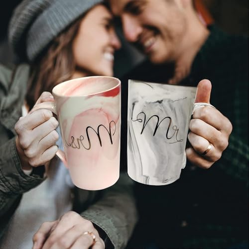مجموعة أكواب قهوة بطباعة Mr. و Mrs. من أمرتير، أكواب سيراميك رخامية 14 أونصة مع أغطية ومغارف، مثالية للعروس والعريس، مثالية لحفلات ما قبل الزفاف والخطوبة والذكرى السنوية وأكواب الأزواج المتزوجين