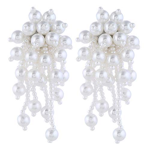 Boucles d'oreilles pendantes perles blanches idéales pour sublimer une tenue de soirée chic