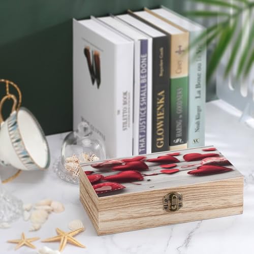 Coffre de rangement bois vintage artisanal aux détails cœurs