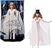 Produktbild Barbie Mattel Signature-Puppe, Stevie Nicks Bella Donna Sammlerpuppe mit fließendem weißen Kleid, Hut und einem Mikrofon als Zubehörteil, mit Puppenständer, JBJ45