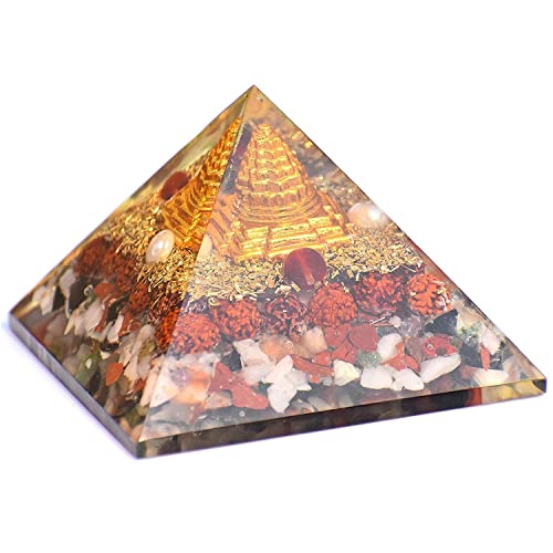 Pyramide Orgone Sri Yantra sur un bureau pour la réussite et le feng shui
