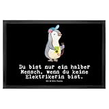 Mr. & Mrs. Panda 50 x 75 cm Fußmatte Elektrikerin Herz - Geschenk, Ausbildung, Elektronmonteurin, Gesellenprüfung, Elektroinstallateurin,