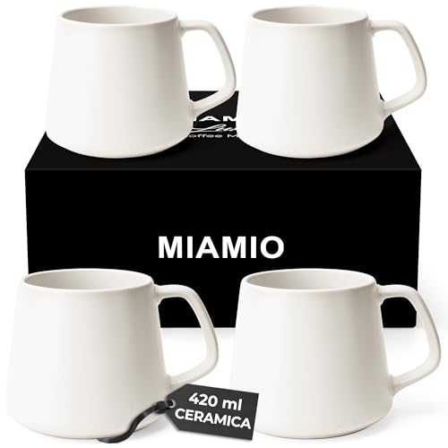 𝐒𝐄𝐓 𝐃𝐈 𝐓𝐀𝐙𝐙𝐄 𝐃𝐀 𝐂𝐀𝐅𝐅𝐄̀ – Il set di tazze da caffè MIAMIO include 4 tazze in gres di alta qualità. Ogni tazza ha una generosa capacità di 420 ml, offrendo ampio spazio per la tua bevanda preferita, che sia cappuccino, tè, moka o latte macchiato. Queste tazze sono perfette per servire il caffè per quattro persone.