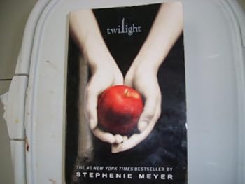 Paperback Twilight (The Twilight Saga, volume 1) Book