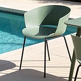 La chaise de jardin est résistante aux UV