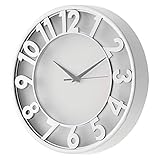 GROßE ZAHLEN: Große schwarze Ziffern mit einem weißen Hintergrund erleichtern das Ablesen aus der Ferne. Dadurch eignet sich die analoge Küchenuhr auch für größere Zimmer.