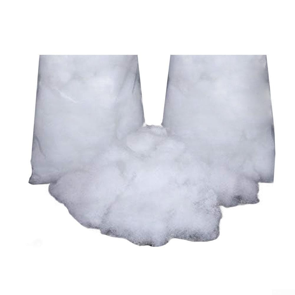 Manualidades de Navidad con algodón artificial que simula nieve real en superficies y árboles