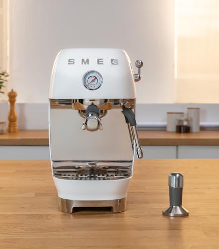 Smeg, Machine à Café Espresso Manuelle ECF03WHEU, Thermoblock, Fonction Cold Brew, Buse Vapeur et Manomètre, Réservoir de 1,4 L, 1650 W, Blanc