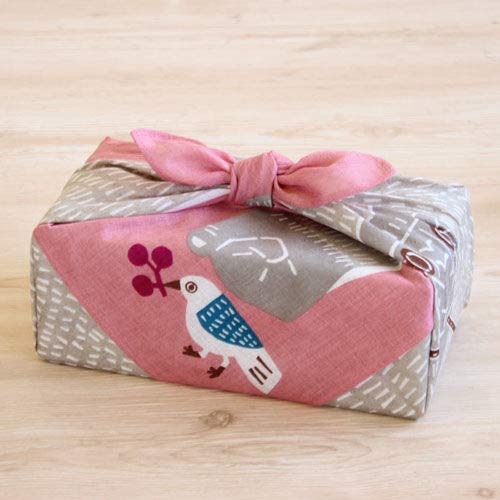 上記の絵柄を包んだ画像です。どれも包んでも広げても素敵。家族で柄違いで揃えたり、その日の気分で包を変えたりするのも楽しそう。