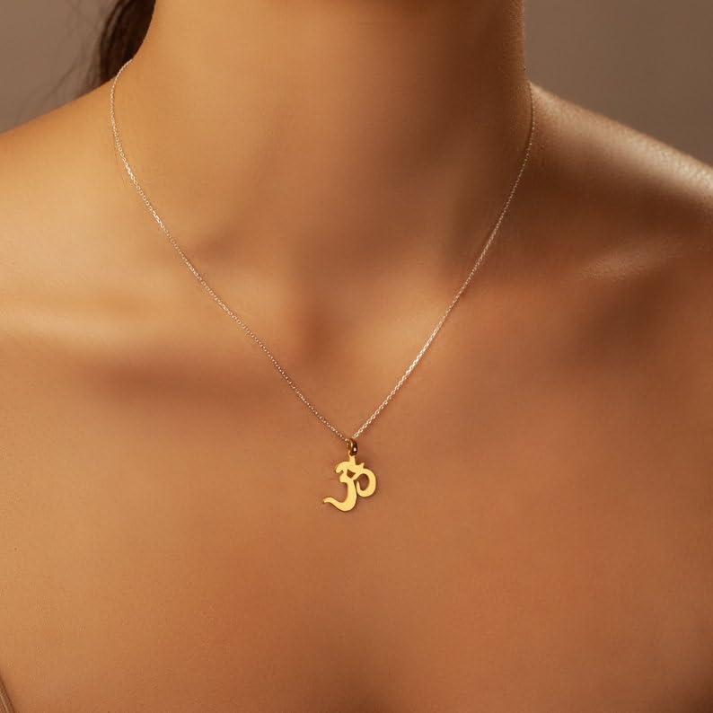 LKBEADS Collana con ciondolo Om minimalista in argento sterling 925 dalla forma particolare, con catena a maglia fine da 45 cm e ciondolo placcato oro. Gioiello ricco di significato |LKD_3DM_00745