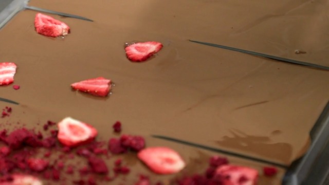 Freeze Dried Strawberries | Dried Strawberry Slices, 200+Slices | 100% Natural | Gluten Free | For Garnishing Cocktails Cake Decoration, Baking, Fruit, Sorbet, Tea, Cooking | 2.11 oz |60 Grams|PET Jar