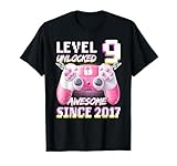 Livello 9 sbloccato fantastico dal 2017 è un nono compleanno per ragazzi, bambini, ragazze o fan dei videogiochi che compiono 9 anni. Dispone di un controller per videogiochi e sfondo retrò. 9° Compleanno Vestito Bambino Ragazza Bambini