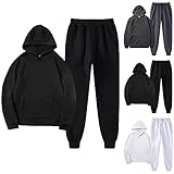 survetement noir adidas Poignets/ourlet côtelés pour un ajustement sûr + panneaux latéraux contrastés ajoutant une touche urbaine subtile. Utilitaire pratique : poche kangourou sécurise les éléments essentiels; cordon de serrage réglable à la taille pour s'adapter aux morphologies