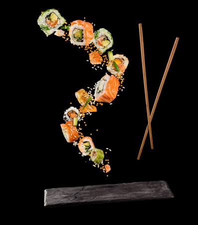 adrium Cuadro en lienzo de 60 x 70 cm: piezas de sushi voladoras con palillos de madera y placas de piedra, aislado sobre fondo negro. Alimentos voladores (93369573)