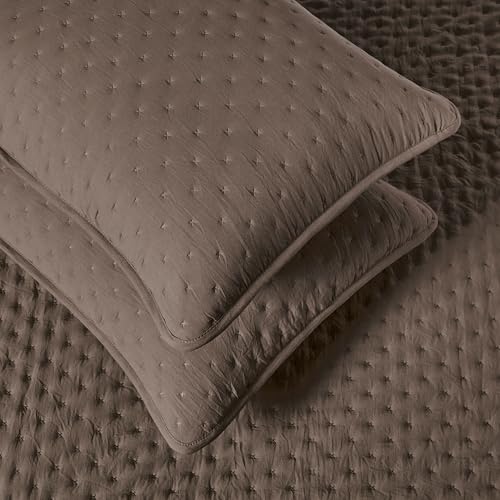 Image of Amazon Basics Brushed Microfiber Quilt Set, Extra Soft with Natural Texture, 3-Piece, King, Brown