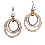 Design in metallo misto a tre toni: questi versatili orecchini a goccia presentano tre cerchi concentrici in argento antico, bronzo e rame. La combinazione di toni caldi e freddi del metallo offre un facile abbinamento con i tuoi accessori in argento, oro e oro rosa, rendendoli un'aggiunta pratica alla tua collezione di gioielli.