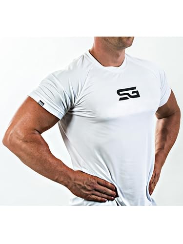 Close up de hombre en camiseta blanca ajustada de fitness mostrando el logo SG en el pecho y la musculatura del torso