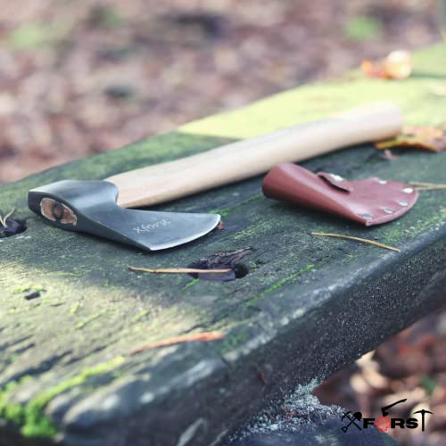 Foto von Xforst Axt, Beil aus geschmiedetem Karbonstahl. Handbeil aus Hickory Holz Stiel mit Schneidenschutz aus echtem Leder. Wikinger Axt. 36 cm / 0,66 kg. Modell X-AG2.