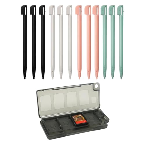 【Set completo】 Riceverai 12 penne Nintendo 3DS (5 colori: nero, bianco, blu, rosa, nero) + 1 scatola per cassette da gioco 8 in 1: tutto ciò di cui i giocatori hanno bisogno per ordine e controllo. La ricca quantità garantisce una sufficiente penna di ricambio, la pratica scatola mantiene le cassette al sicuro, perfetto per la casa e in viaggio.