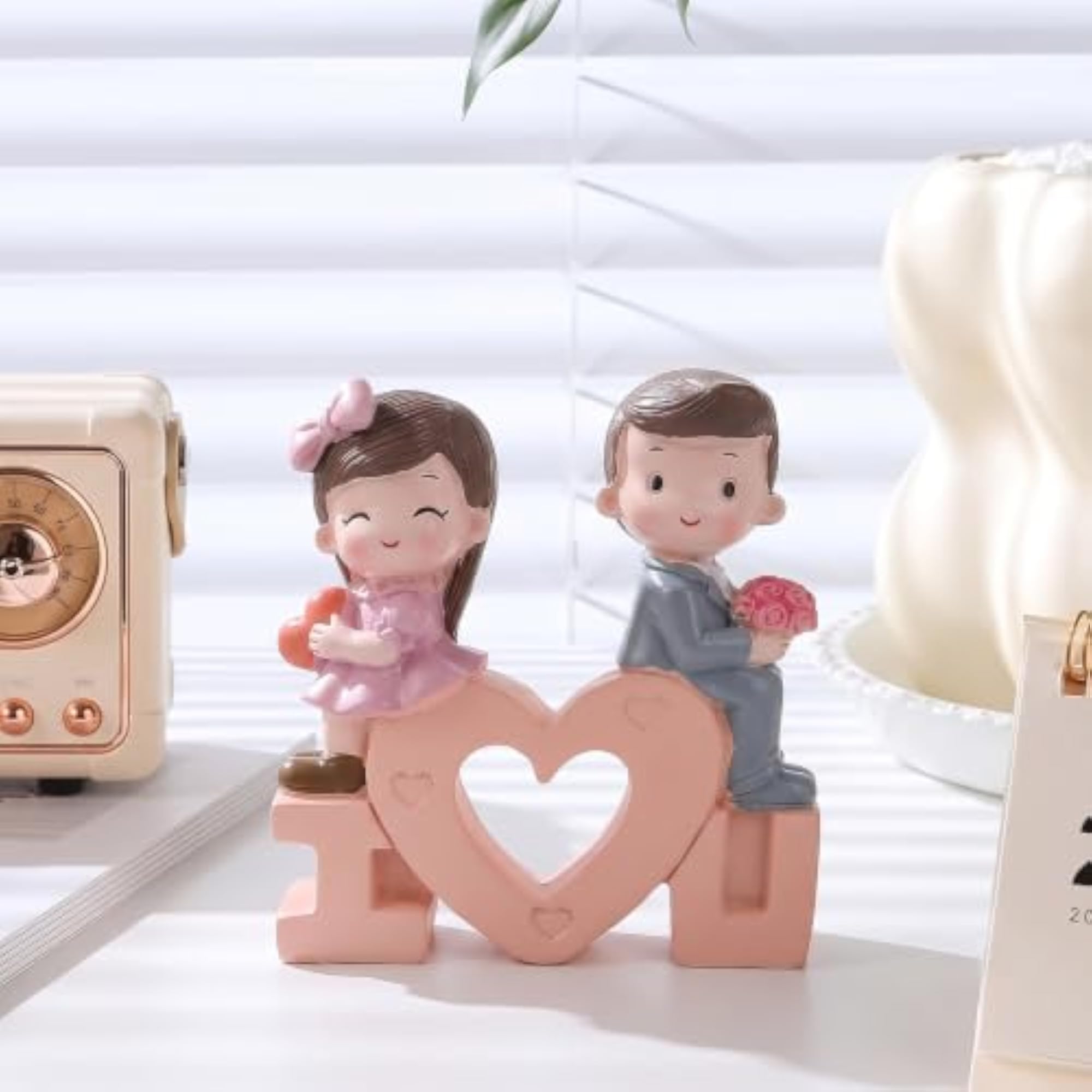 Cute Couple Love Showpiece for Home Decoration
