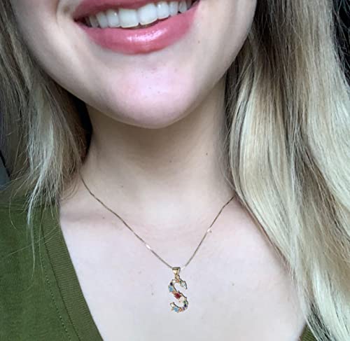 Collier ras de cou lettre J en or pour sublimer vos tenues d'été - 3