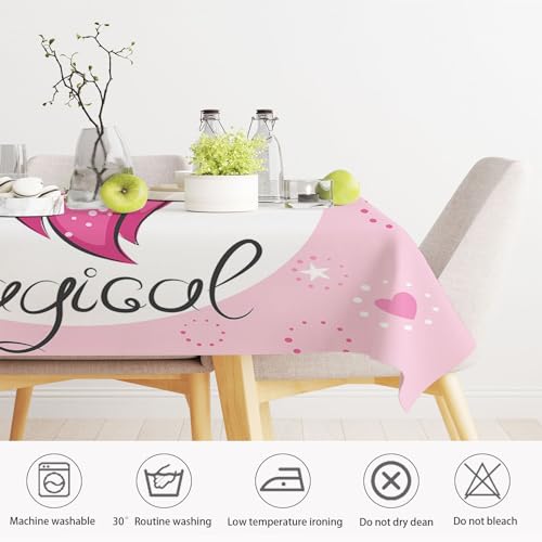 Table basse protégée des taches grâce à la nappe imperméable licorne lavable