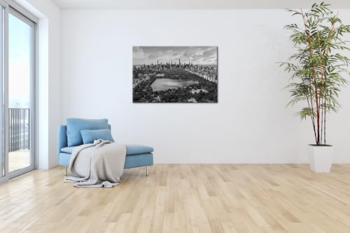 Ein Blick über den Central Park,eingebettet in die mächtige Skyline von New York,bei strahlendem Himmel.Format: 100x70 cm Effekt:Schwarz&Weiß als Leinwandbild,Motiv auf Echtholzrahmen,Digitaldruck