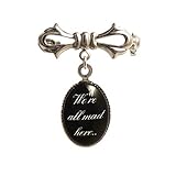 Das Zitat der Grinsekatze „We're all mad here“ („Wir sind alle verrückt hier“) ist in einer wunderschön detaillierten versilberten (18x13 mm) Halterung und in Glas gerahmt für eine hochwertige, langlebige Oberfläche eingestellt.