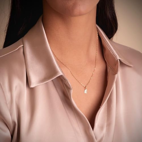 Colgante letra E en oro de 18k joya con inicial con brillo liso 3