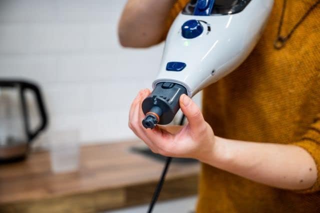 Attaching a nozzle to the handheld unit
