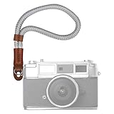 COMPATIBLE UNIVERSAL -- Gracias al anillo de conexión, la correa se puede fijar a cuerpos de cámaras con pequeños agujeros, como las cámaras antiguas o analógicas. Además, es compatible con dispositivos MFT mirrorless y grandes cámaras DSLR de varias marcas como Canon, Nikon, Fujifilm, Olympus, Sony Alpha, Panasonic, Leica y otras.