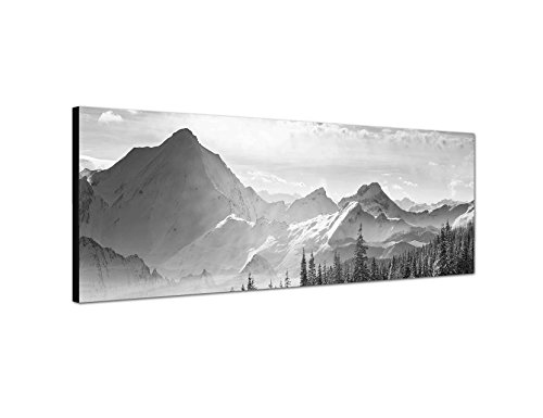 Leinwandfoto als Panorama SCHWARZ/WEISS 150x50cm Berge Wald Schnee Wolken Sonnenstrahlen