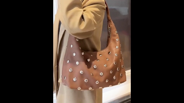 Bolso Hobo con Tachuelas para Mujer en Cuero Vegano Suave miniatura 7