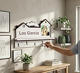 🏡 DISEÑO ELEGANTE Y ACOGEDOR: Fabricado en madera resistente con un precioso contraste de fondo blanco y detalles en marrón oscuro. Su silueta en forma de casitas, combinada con el detalle del árbol y el corazón troquelado, encaja a la perfección en decoraciones modernas, rústicas o nórdicas.