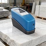 【Design intuitivo】Goditi una presa comoda con il glossmetro. Realizzato con materiali di alta qualità, flessibili e resistenti, migliora l'esperienza utente durante le sessioni di lavoro prolungate. Il glossmetro fornisce letture affidabili per diverse superfici e, grazie ai sensori giapponesi e ai chip di elaborazione americani, garantisce prestazioni precise. Il nostro glossmetro è conforme agli standard DIN 67530, ISO 2813, ASTM D 523, JIS Z8741, BS 3900 Parte D5, JJG696 e così via.
