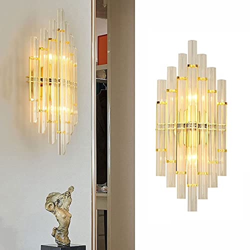 Lámpara de Pared de metal dorado con acabado elegante y diseño geométrico.