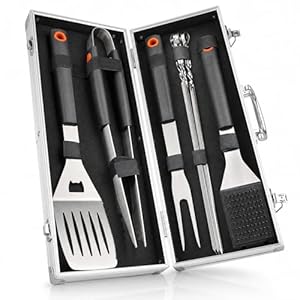 Grillkoffer Grillset für Männer - Grill Set mit Metallkoffer aus Edelstahl, Grillbesteck & Grill Zubehör, 3 in 1 Wender mit Flaschenöffner und Schneidekante