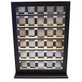 Elegant und schneidig ist die BULLONGÈ EBONY Uhrenvitrine für 30 Uhren ein toller Blickfang in jedem Raum und zweifellos ein großartiges Stück für jeden begeisterten Uhrenliebhaber.