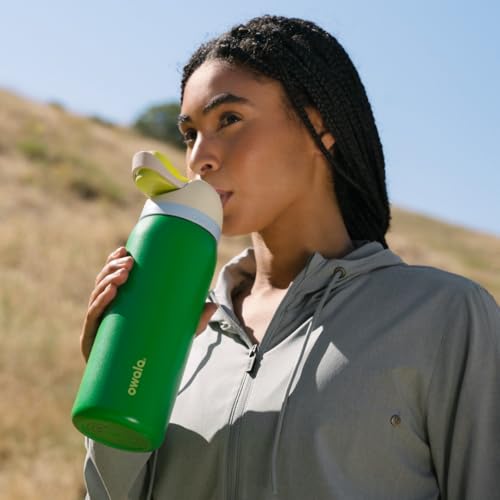 Image of Owala FreeSip Insulated Stainless Steel Water Bottle with Straw, BPA-Free Sports Water Bottle, Great for Travel, 32 Oz, Putting Green