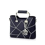 Caractéristiques: le sac est doté d'une sangle de chaîne ajustable offrant la possibilité de le porter en bandoulière, tandis que l'intérieur stockera sans effort votre téléphone, votre portefeuille et vos clés. Élégant et ludique à la fois, ce sac à bandoulière impeccablement construit est votre compagnon idéal au quotidien.