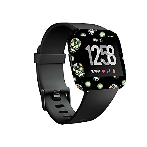 Película MightySkins compatível com smartwatch Fitbit Versa – Crânios Noturnos | Capa protetora de d