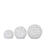 Die Machart erinnert an einen Kronleuchter und erzeugt magische Lichtspiele durch die geschliffenen Steine in Kristalloptik.