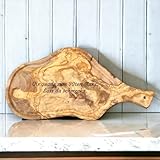 personalisiertes Servierbrett mit Griff und Saftrille aus Olivenholz, Steakbrett/Tranchierbrett als Geschenk für die Küchenfee, den Hobbykoch, Küchenchef, inkl. Wunschgravur ( 50 cm)