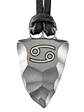 CHARAKTER: Nachbildung eines prähistorischen Faustkeiles. Dieser war unser erstes Werkzeug und ist somit ein Sinnbild unserer Evolution. Unnachgiebig, stark, wild und renitent. Nicht nur ein absolut markanter Eyecatcher, sondern auch noch anti-allergen, anti-korrosiv, kratzerresistend und sogar saunatauglich. Cooler Look und mit nur 12 Gramm ein leichtes Tragegefühl.